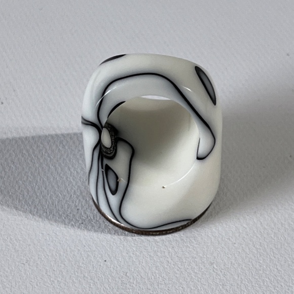 Vintage Lucite Ring Chunky Flat Top Dome White Black Marble Swirl Statement - Picture 11 of 14